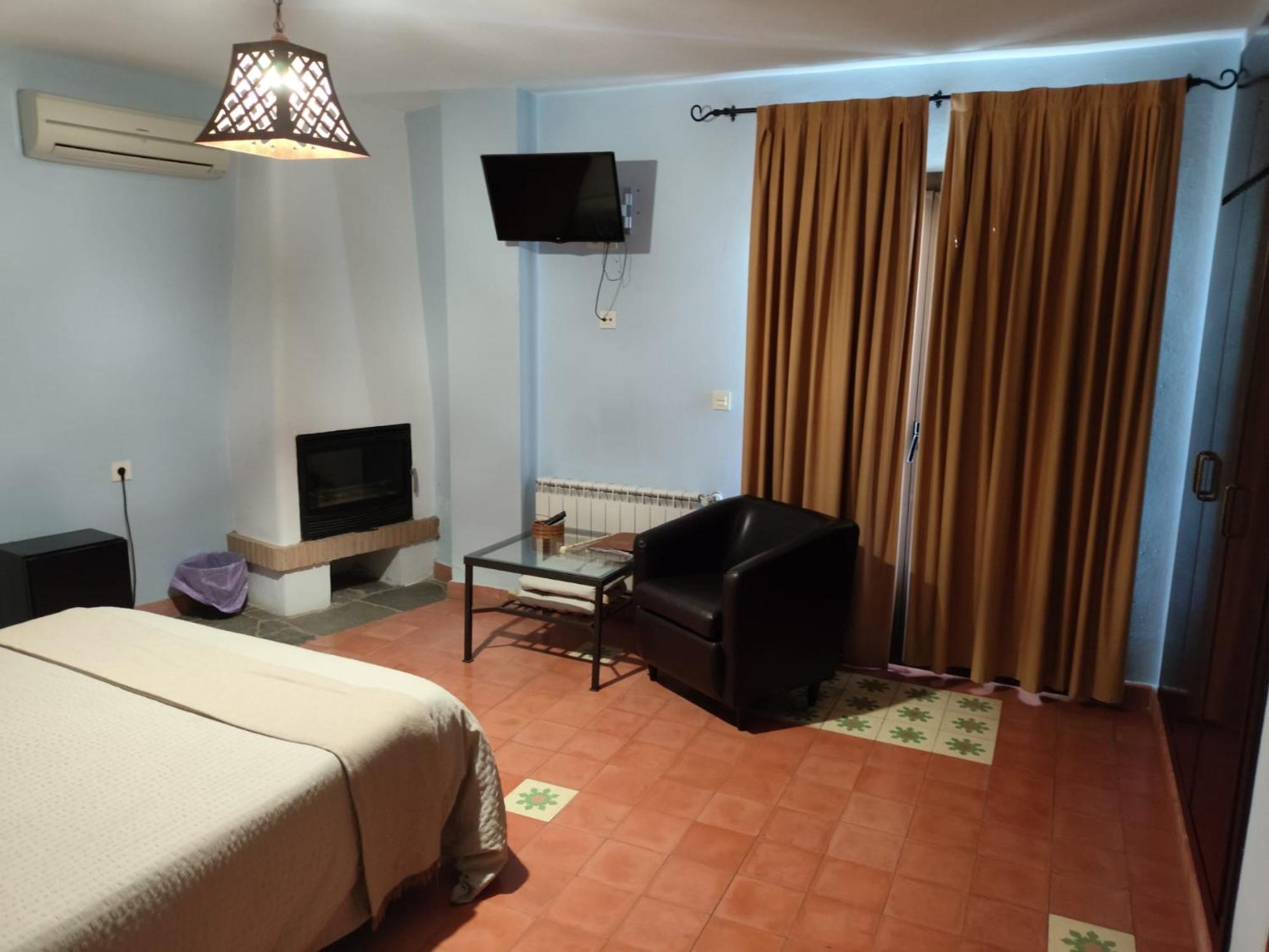 Hotel Rural La Posada De Las Cigueenas Jerez De Los Caballeros Buitenkant foto